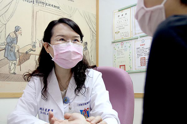 桃園中壢仁人堂中醫診所醫師診治照片