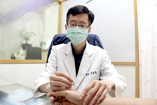 桃園中壢仁人堂中醫診所醫師診治照片